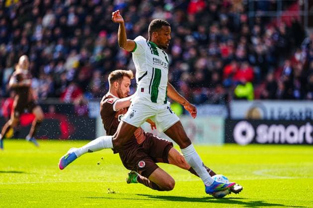 Alassane Plea (Borussia Moenchengladbach, 14), Lars Ritzka (FC St. Pauli, 21) GER, FC St. Pauli vs. Borussia Moenchengladbach, Fussball, Bundesliga, Spieltag 28, Saison 2024 25, 06.04.2025 DFL REGULATIONS PROHIBIT ANY USE OF PHOTOGRAPHS AS IMAGE SEQUENCES AND OR QUASI-VIDEO GER, FC St. Pauli vs. Borussia Moenchengladbach, Fussball, Bundesliga, Spieltag 28, Saison 2024 25, 06.04.2025 Hamburg Copyright: xEibner-Pressefoto MarcelxvonxFehrnx EP_MFN