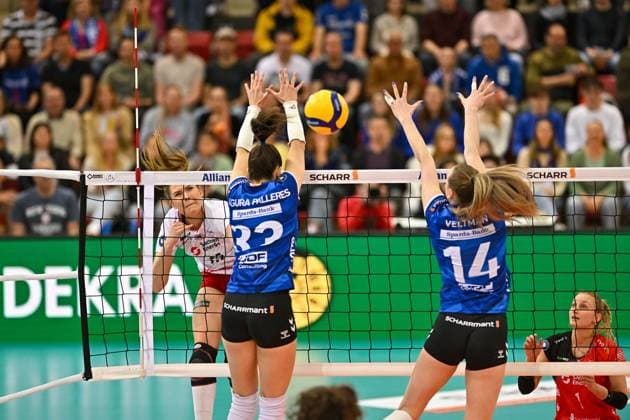 DVL Allianz MTV Stuttgart - Dresdner SC 04.06.2025 DVL, Volleyball, 1. Bundesliga, Damen, Saison 2024 25, Playoff, Halbfinale, Allianz MTV Stuttgart (in Blau), gegen Dresdner SC (in Weiss), Marta Levinska, gegen 33 Maria Segura Palleres und 14 Kelsey Veltman, Copyright: xBEAUTIFULxSPORTS TomxBlochx