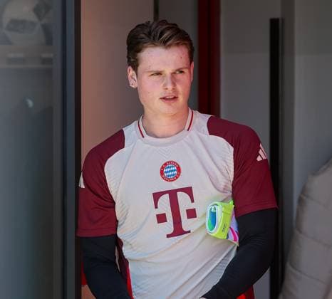 Jonas Urbig (FC Bayern Muenchen, 40), GER, Abschlusstraining, FC Bayern Muenchen, Fussball, UEFA Champions League, Viertelfinale Hinspiel, Saison 2024 2025, 07.04.2025, GER, Abschlusstraining, FC Bayern Muenchen, Fussball, UEFA Champions League, Viertelfinale Hinspiel, Saison 2024 2025, 07.04.2025 Muenchen Copyright: xEibner-Pressefoto JennixMaulx EP_JML