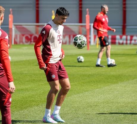 Aleksandar Pavlovic (FC Bayern Muenchen, 45) mit Ball, GER, Abschlusstraining, FC Bayern Muenchen, Fussball, UEFA Champions League, Viertelfinale Hinspiel, Saison 2024 2025, 07.04.2025, GER, Abschlusstraining, FC Bayern Muenchen, Fussball, UEFA Champions League, Viertelfinale Hinspiel, Saison 2024 2025, 07.04.2025 Muenchen Copyright: xEibner-Pressefoto JennixMaulx EP_JML
