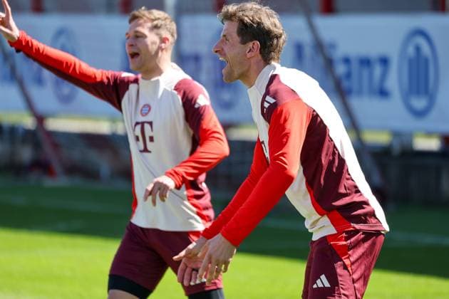 Thomas Mueller (FC Bayern Muenchen, 25) lacht, hat gute Laune, Emotionen, mit Joshua Kimmich (FC Bayern Muenchen, 06), GER, Abschlusstraining, FC Bayern Muenchen, Fussball, UEFA Champions League, Viertelfinale Hinspiel, Saison 2024 2025, 07.04.2025, GER, Abschlusstraining, FC Bayern Muenchen, Fussball, UEFA Champions League, Viertelfinale Hinspiel, Saison 2024 2025, 07.04.2025 Muenchen Copyright: xEibner-Pressefoto JennixMaulx EP_JML