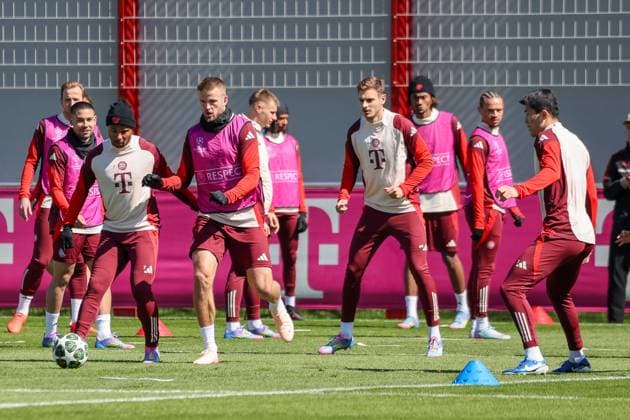 Spieler beim Training, Raphael Guerreiro (FC Bayern Muenchen, 22) mit Serge Gnabry (FC Bayern Muenchen, 07) und Eric Dier (FC Bayern Muenchen, 15), mit Josip Stanisic (FC Bayern Muenchen, 44) und Minjae Kim (FC Bayern Muenchen, 03), GER, Abschlusstraining, FC Bayern Muenchen, Fussball, UEFA Champions League, Viertelfinale Hinspiel, Saison 2024 2025, 07.04.2025, GER, Abschlusstraining, FC Bayern Muenchen, Fussball, UEFA Champions League, Viertelfinale Hinspiel, Saison 2024 2025, 07.04.2025 Muenchen Copyright: xEibner-Pressefoto JennixMaulx EP_JML