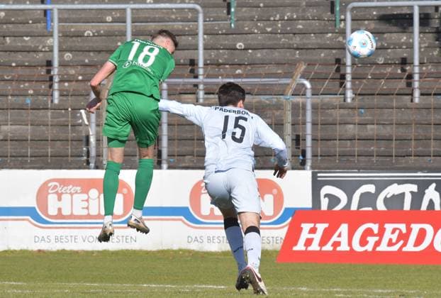 02.03.2025, GER, Fussball, Regionalliga West, Saison 2024 2025, 24. Spieltag, Ohlendorf Stadion im Heidewald, Gütersloh FC Gütersloh - SC Paderborn 07 U23 3 : 2 Patrik Twardzik (FC Gütersloh, links) trifft per Kopf zum 1 : 1. Martin Ens (SC Paderborn 07 U32) kommt zu spät, Aktion, Einzelbild, Quer, Tor, Treffer, Strafraumszene