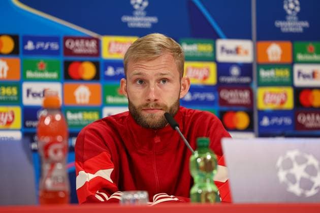 Konrad Laimer (FC Bayern Muenchen, 27) bei der Pressekonferenz, GER, Internationale Pressekonferenz, FC Bayern Muenchen, Fussball, UEFA Champions League, Viertelfinale Hinspiel, Saison 2024 2025, 07.04.2025, GER, Internationale Pressekonferenz, FC Bayern Muenchen, Fussball, UEFA Champions League, Viertelfinale Hinspiel, Saison 2024 2025, 07.04.2025 Muenchen Copyright: xEibner-Pressefoto JennixMaulx EP_JML