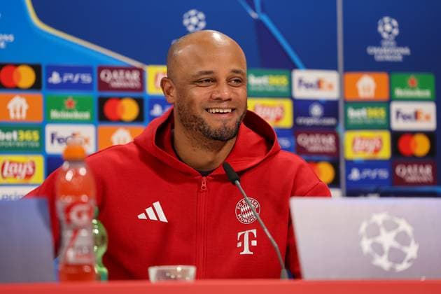 Vincent Kompany (FC Bayern Muenchen, Cheftrainer) bei der Pressekonferenz, lacht, GER, Internationale Pressekonferenz, FC Bayern Muenchen, Fussball, UEFA Champions League, Viertelfinale Hinspiel, Saison 2024 2025, 07.04.2025, GER, Internationale Pressekonferenz, FC Bayern Muenchen, Fussball, UEFA Champions League, Viertelfinale Hinspiel, Saison 2024 2025, 07.04.2025 Muenchen Copyright: xEibner-Pressefoto JennixMaulx EP_JML