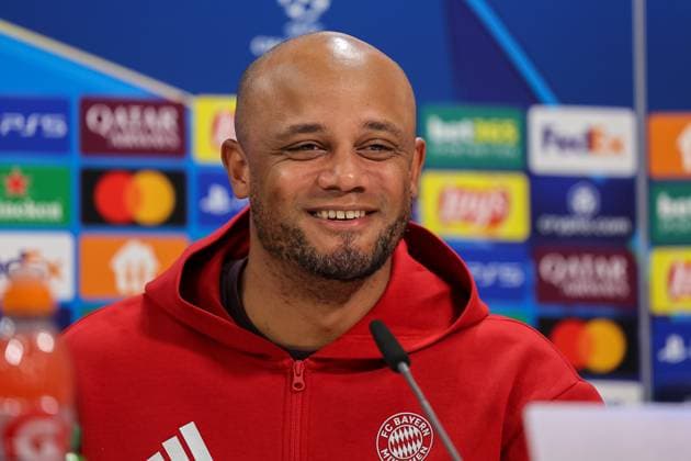 Sport Bilder des Tages Vincent Kompany (FC Bayern Muenchen, Cheftrainer) bei der Pressekonferenz, lacht, GER, Internationale Pressekonferenz, FC Bayern Muenchen, Fussball, UEFA Champions League, Viertelfinale Hinspiel, Saison 2024 2025, 07.04.2025, GER, Internationale Pressekonferenz, FC Bayern Muenchen, Fussball, UEFA Champions League, Viertelfinale Hinspiel, Saison 2024 2025, 07.04.2025 Muenchen Copyright: xEibner-Pressefoto JennixMaulx EP_JML