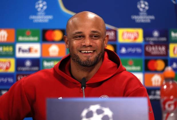 Fussball, Herren, Champions League, Saison 2024 2025, FC Bayern München, Internationale Pressekonferenz Vincent Kompany, Trainer (FC Bayern München) bei der Pressekonferenz, Kopf, Portrait, lachen,lächeln, grinsen