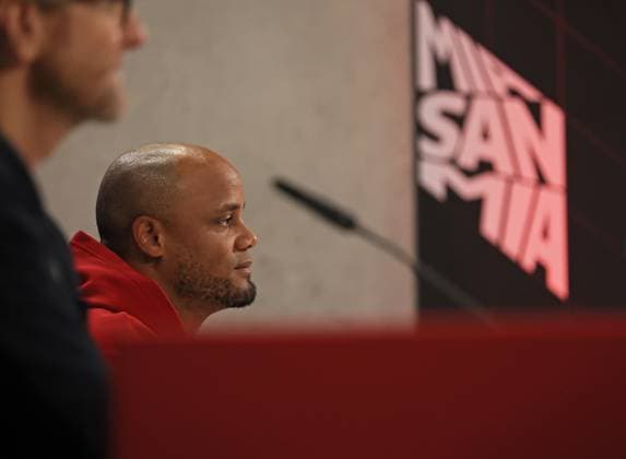 Fussball, Herren, Champions League, Saison 2024 2025, FC Bayern München, Internationale Pressekonferenz Vincent Kompany, Trainer (FC Bayern München) auf der Pressekonferenz, Kopf, Portrait ,seitlich im Profil, Mia san mia
