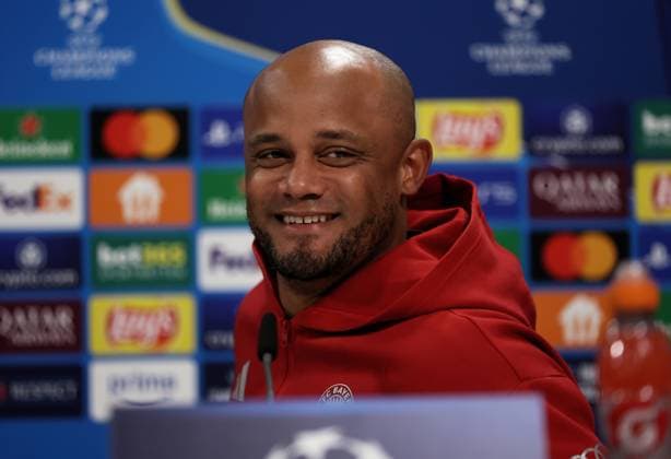 Fussball, Herren, Champions League, Saison 2024 2025, FC Bayern München, Internationale Pressekonferenz Vincent Kompany, Trainer (FC Bayern München) auf der Pressekonferenz, Kopf, Portrait, lächeln, grinsen