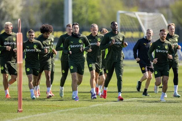08.04.2025, Abschlusstraining zum UEFA Champions League Spiel zwischen FC Barcelona, Barca und Borussia Dortmund, v. l. Niklas Süle (Borussia Dortmund), Yan Couto (Borussia Dortmund), Karim Adeyemi (Borussia Dortmund), Ramy Bensebaini (Borussia Dortmund), Julian Ryerson (Borussia Dortmund), Serhou Guirassy (Borussia Dortmund), Performance Manager Shad Forsythe (Borussia Dortmund), Salih Özcan (Borussia Dortmund), Julian Brandt (Borussia Dortmund), Dortmund Trainingsgelände Borussia Dortmund NRW Deutschland xRHR-FOTO DEx Copyright: DennisxEwert RHR-FOTOx RHR-FOTO DE