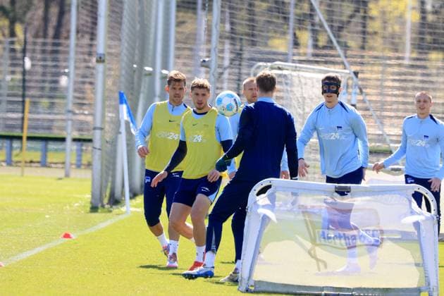 DEU, DFL, 2. FBL Hertha BSC, Training, 08.04.2025, Sportforum, Berlin, DEU, DFL, 2. FBL Hertha BSC, Training, im Bild Marton Dardai (Hertha BSC Berlin 31), Florian Niederlechner (Hertha BSC Berlin 7), Oliver Roelke (Hertha BSC Berlin 40) DFL - regulations prohibit any use of Photographs as image sequences and or quasi-video Foto: Juergen Engler nordphoto GmbH