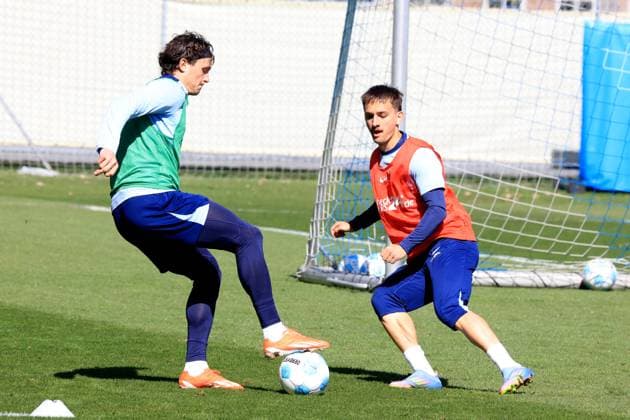DEU, DFL, 2. FBL Hertha BSC, Training, 08.04.2025, Sportforum, Berlin, DEU, DFL, 2. FBL Hertha BSC, Training, im Bild Fabian Reese (Hertha BSC Berlin 11), Michal Karbownik (Hertha BSC Berlin 33) DFL - regulations prohibit any use of Photographs as image sequences and or quasi-video Foto: Juergen Engler nordphoto GmbH