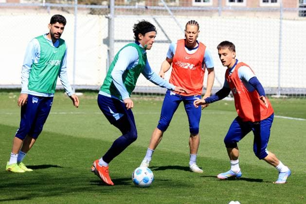 DEU, DFL, 2. FBL Hertha BSC, Training, 08.04.2025, Sportforum, Berlin, DEU, DFL, 2. FBL Hertha BSC, Training, im Bild Fabian Reese (Hertha BSC Berlin 11), Michal Karbownik (Hertha BSC Berlin 33), Andreas Bouchalakis (Hertha BSC Berlin 5), Derry Scherhant (Hertha BSC Berlin 39) DFL - regulations prohibit any use of Photographs as image sequences and or quasi-video Foto: Juergen Engler nordphoto GmbH