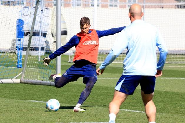 DEU, DFL, 2. FBL Hertha BSC, Training, 08.04.2025, Sportforum, Berlin, DEU, DFL, 2. FBL Hertha BSC, Training, im Bild Tjark Ernst (Hertha BSC Berlin 1) DFL - regulations prohibit any use of Photographs as image sequences and or quasi-video Foto: Juergen Engler nordphoto GmbH