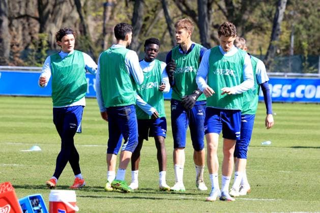 DEU, DFL, 2. FBL Hertha BSC, Training, 08.04.2025, Sportforum, Berlin, DEU, DFL, 2. FBL Hertha BSC, Training, im Bild Hertha-Spielerkreis, Boris Lum (Hertha BSC Berlin 21), Linus Gechter (Hertha BSC Berlin 44), Andreas Bouchalakis (Hertha BSC Berlin 5), Tim Goller (Hertha BSC Berlin 43) DFL - regulations prohibit any use of Photographs as image sequences and or quasi-video Foto: Juergen Engler nordphoto GmbH