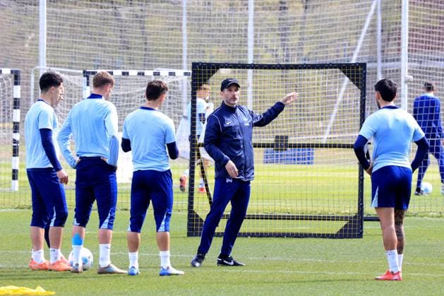 DEU, DFL, 2. FBL Hertha BSC, Training, 08.04.2025, Sportforum, Berlin, DEU, DFL, 2. FBL Hertha BSC, Training, im Bild Cheftrainer Stefan Leitl (Hertha BSC Berlin), Hertha-Spielerkreis DFL - regulations prohibit any use of Photographs as image sequences and or quasi-video Foto: Juergen Engler nordphoto GmbH