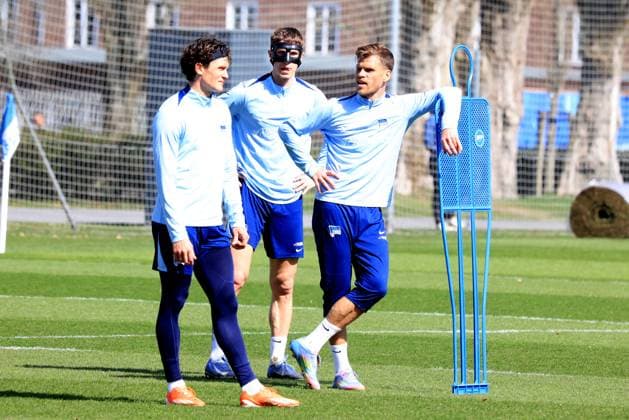 DEU, DFL, 2. FBL Hertha BSC, Training, 08.04.2025, Sportforum, Berlin, DEU, DFL, 2. FBL Hertha BSC, Training, im Bild Fabian Reese (Hertha BSC Berlin 11), Oliver Roelke (Hertha BSC Berlin 40), Florian Niederlechner (Hertha BSC Berlin 7) DFL - regulations prohibit any use of Photographs as image sequences and or quasi-video Foto: Juergen Engler nordphoto GmbH