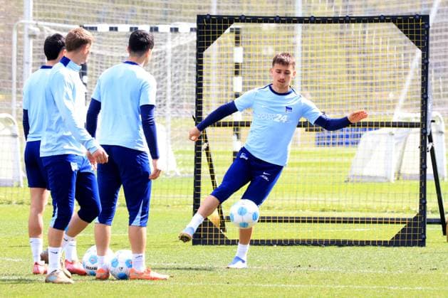 DEU, DFL, 2. FBL Hertha BSC, Training, 08.04.2025, Sportforum, Berlin, DEU, DFL, 2. FBL Hertha BSC, Training, im Bild Michal Karbownik (Hertha BSC Berlin 33) DFL - regulations prohibit any use of Photographs as image sequences and or quasi-video Foto: Juergen Engler nordphoto GmbH