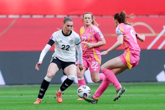 Jule Brand (Germany) und Caroline Weir (Scotland) kaempfen um den Ball, UEFA Women s Nations League 2024 25 Grp A1 MD4, Germany and Scotland, VfL Wolfsburg Arena am 08. April 2025 in Wolfsburg, Deutschland. (Foto von Marco Steinbrenner DeFodi Images) Jule Brand (Germany) und Caroline Weir (Scotland) battle for the ball, UEFA Women s Nations League 2024 25 Grp A1 MD4, Germany and Scotland, VfL Wolfsburg Arena, April 8, 2025 in Wolfsburg, Germany. (Photo by Marco Steinbrenner DeFodi Images)