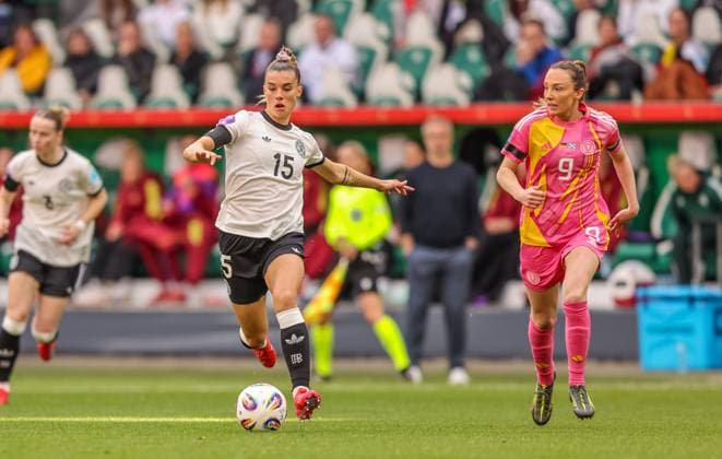 GER, Wolfsburg, Deutschland vs Schottland, Länderspiel, Fussball, DFB, Spielzeit 2024 2025, Volkswagen Arena, Nations League, 4. Spieltag im Bild v.l.: Selina Cerci (Deutschland 25), Caroline Weir (Schottland 9) DFB DFL REGULATIONS PROHIBIT ANY USE OF PHOTOGRAPHS AS IMAGE SEQUENCES AND OR QUASI-VIDEO, 08.04.2025, Copyright: HMBxMedia HendrikxHamelau