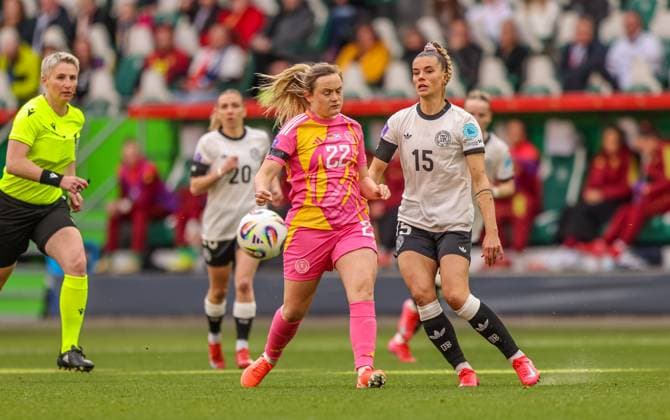 GER, Wolfsburg, Deutschland vs Schottland, Länderspiel, Fussball, DFB, Spielzeit 2024 2025, Volkswagen Arena, Nations League, 4. Spieltag im Bild v.l.: Selina Cerci (Deutschland 25), Erin Cuthbert (Schottland 22) DFB DFL REGULATIONS PROHIBIT ANY USE OF PHOTOGRAPHS AS IMAGE SEQUENCES AND OR QUASI-VIDEO, 08.04.2025, Copyright: HMBxMedia HendrikxHamelau
