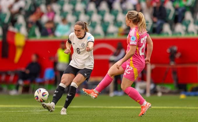 GER, Wolfsburg, Deutschland vs Schottland, Länderspiel, Fussball, DFB, Spielzeit 2024 2025, Volkswagen Arena, Nations League, 4. Spieltag im Bild v.l.: Sydney Lohmann (Deutschland 8), Erin Cuthbert (Schottland 22) DFB DFL REGULATIONS PROHIBIT ANY USE OF PHOTOGRAPHS AS IMAGE SEQUENCES AND OR QUASI-VIDEO, 08.04.2025, Copyright: HMBxMedia HendrikxHamelau