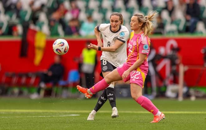 GER, Wolfsburg, Deutschland vs Schottland, Länderspiel, Fussball, DFB, Spielzeit 2024 2025, Volkswagen Arena, Nations League, 4. Spieltag im Bild v.l.: Sydney Lohmann (Deutschland 8), Erin Cuthbert (Schottland 22) DFB DFL REGULATIONS PROHIBIT ANY USE OF PHOTOGRAPHS AS IMAGE SEQUENCES AND OR QUASI-VIDEO, 08.04.2025, Copyright: HMBxMedia HendrikxHamelau