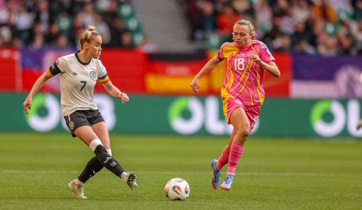 GER, Wolfsburg, Deutschland vs Schottland, Länderspiel, Fussball, DFB, Spielzeit 2024 2025, Volkswagen Arena, Nations League, 4. Spieltag im Bild v.l.: Giulia Gwinn (Deutschland 7), Claire Emslie (Schottland 18) DFB DFL REGULATIONS PROHIBIT ANY USE OF PHOTOGRAPHS AS IMAGE SEQUENCES AND OR QUASI-VIDEO, 08.04.2025, Copyright: HMBxMedia HendrikxHamelau