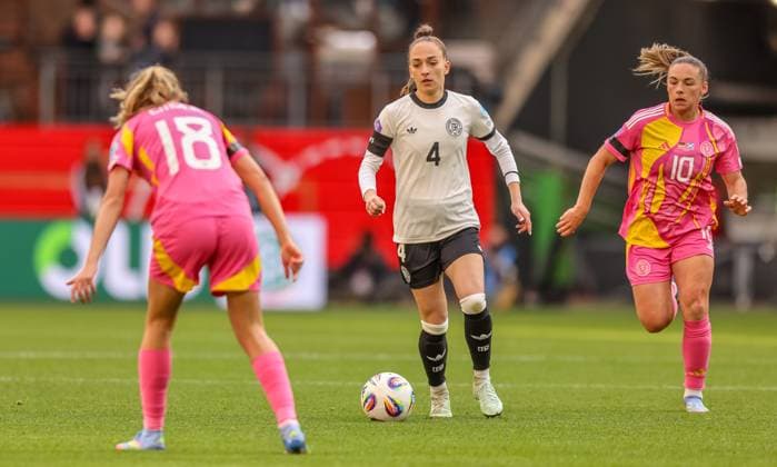 GER, Wolfsburg, Deutschland vs Schottland, Länderspiel, Fussball, DFB, Spielzeit 2024 2025, Volkswagen Arena, Nations League, 4. Spieltag im Bild v.l.: Claire Emslie (Schottland 18), Sophia Kleinherne (Deutschland 4) DFB DFL REGULATIONS PROHIBIT ANY USE OF PHOTOGRAPHS AS IMAGE SEQUENCES AND OR QUASI-VIDEO, 08.04.2025, Copyright: HMBxMedia HendrikxHamelau