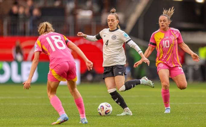 GER, Wolfsburg, Deutschland vs Schottland, Länderspiel, Fussball, DFB, Spielzeit 2024 2025, Volkswagen Arena, Nations League, 4. Spieltag im Bild v.l.: Claire Emslie (Schottland 18), Sophia Kleinherne (Deutschland 4) DFB DFL REGULATIONS PROHIBIT ANY USE OF PHOTOGRAPHS AS IMAGE SEQUENCES AND OR QUASI-VIDEO, 08.04.2025, Copyright: HMBxMedia HendrikxHamelau