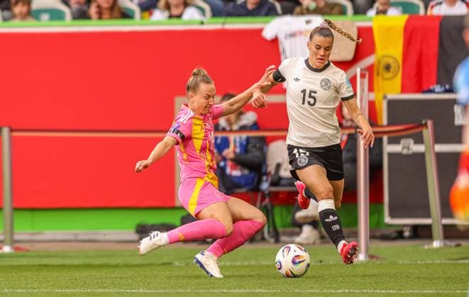 GER, Wolfsburg, Deutschland vs Schottland, Länderspiel, Fussball, DFB, Spielzeit 2024 2025, Volkswagen Arena, Nations League, 4. Spieltag im Bild v.l.: Rachel McLauchlan (Schottland 14), Selina Cerci (Deutschland 25) DFB DFL REGULATIONS PROHIBIT ANY USE OF PHOTOGRAPHS AS IMAGE SEQUENCES AND OR QUASI-VIDEO, 08.04.2025, Copyright: HMBxMedia HendrikxHamelau