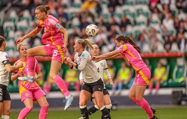 GER, Wolfsburg, Deutschland vs Schottland, Länderspiel, Fussball, DFB, Spielzeit 2024 2025, Volkswagen Arena, Nations League, 4. Spieltag im Bild v.l.: Jenna Clark (Schottland 15), Lea Schüller (Deutschland 11) DFB DFL REGULATIONS PROHIBIT ANY USE OF PHOTOGRAPHS AS IMAGE SEQUENCES AND OR QUASI-VIDEO, 08.04.2025, Copyright: HMBxMedia HendrikxHamelau
