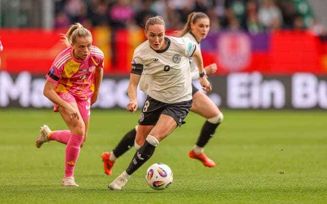 GER, Wolfsburg, Deutschland vs Schottland, Länderspiel, Fussball, DFB, Spielzeit 2024 2025, Volkswagen Arena, Nations League, 4. Spieltag im Bild v.l.: Amy Muir (Schottland 3), Sydney Lohmann (Deutschland 8) DFB DFL REGULATIONS PROHIBIT ANY USE OF PHOTOGRAPHS AS IMAGE SEQUENCES AND OR QUASI-VIDEO, 08.04.2025, Copyright: HMBxMedia HendrikxHamelau