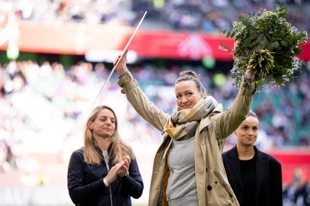 Almuth Schult (Deutschland, Ex Nationalspielerin) wird zum Karriereende verabschiedet, dahinter Nia Kuenzer (Deutschland, Sportdirektorin), GER, Deutschland vs Schottland, Frauen Fussball Nationalmannschaft, UEFA Womens Nations League, Liga A, 4. Spieltag, Saison 2024 2025, 08.04.2025 GER, Deutschland vs Schottland, Frauen Fussball Nationalmannschaft, UEFA Womens Nations League, Liga A, 4. Spieltag, Saison 2024 2025, 08.04.2025 Wolfsburg Copyright: xEibner-Pressefoto Memmlerx EP_MMR