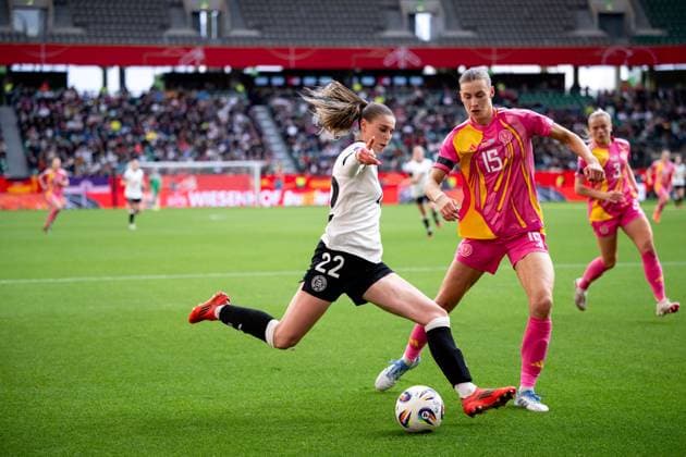 Jule Brand (Deutschland, 22) im Zweikampf mit Jenna Clark (Schottland, 15), GER, Deutschland vs Schottland, Frauen Fussball Nationalmannschaft, UEFA Womens Nations League, Liga A, 4. Spieltag, Saison 2024 2025, 08.04.2025 GER, Deutschland vs Schottland, Frauen Fussball Nationalmannschaft, UEFA Womens Nations League, Liga A, 4. Spieltag, Saison 2024 2025, 08.04.2025 Wolfsburg Copyright: xEibner-Pressefoto Memmlerx EP_MMR