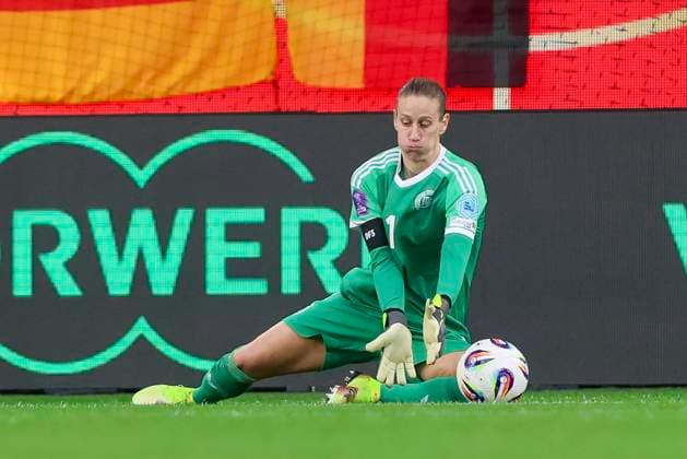 Torhueterin Ann-Katrin Berger (Germany) unterlaeuft vor dem Gegentor zum 0:1 ein Fehler, UEFA Women s Nations League 2024 25 Grp A1 MD4, Germany and Scotland, VfL Wolfsburg Arena am 08. April 2025 in Wolfsburg, Deutschland. (Foto von Marco Steinbrenner DeFodi Images) Torhueterin Ann-Katrin Berger (Germany) makes a mistake before conceding the 0:1 goal, UEFA Women s Nations League 2024 25 Grp A1 MD4, Germany and Scotland, VfL Wolfsburg Arena, April 8, 2025 in Wolfsburg, Germany. (Photo by Marco Steinbrenner DeFodi Images)
