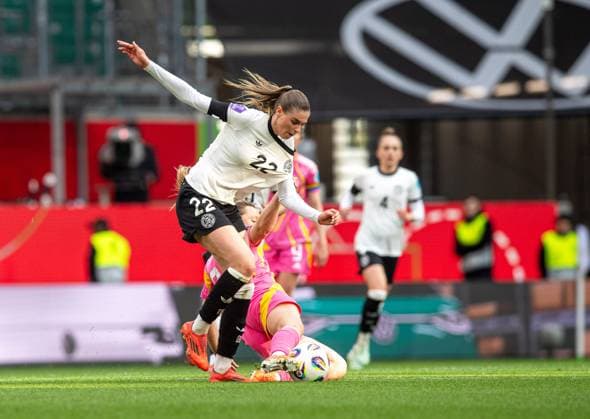 Fußball, Frauen, Saison 2024 25, UEFA Nations League (Liga A, Gruppe 1, 4. Spieltag) in Wolfsburg, Deutschland - Schottland, v. l. Jule Brand (Deutschland), Erin Cuthbert (Schottland), 08.04. 2025, Copyright: xSebastianxRäppold MatthiasxKochx