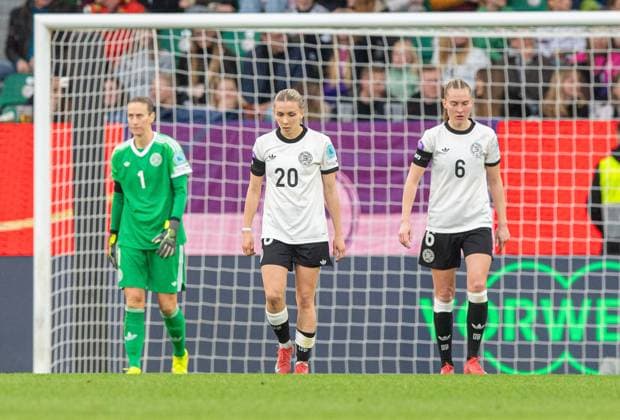 Fußball, Frauen, Saison 2024 25, UEFA Nations League (Liga A, Gruppe 1, 4. Spieltag) in Wolfsburg, Deutschland - Schottland, v. l. Torhüterin Ann-Katrin Berger (Deutschland), Elisa Senß (Deutschland), Janina Minge (Deutschland), Enttäuschung nach Gegentor zum 0:1, 08.04. 2025, Copyright: xSebastianxRäppold MatthiasxKochx