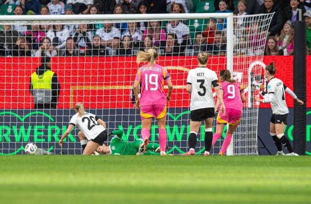 Fußball, Frauen, Saison 2024 25, UEFA Nations League (Liga A, Gruppe 1, 4. Spieltag) in Wolfsburg, Deutschland - Schottland, Caroline Weir (Schottland) erzielt das Tor zum 0:1 gegen Elisa Senß (Deutschland), Torhüterin Ann-Katrin Berger (Deutschland), Franziska Kett (Deutschland) und Sophia Kleinherne (Deutschland), 08.04. 2025, Copyright: xSebastianxRäppold MatthiasxKochx