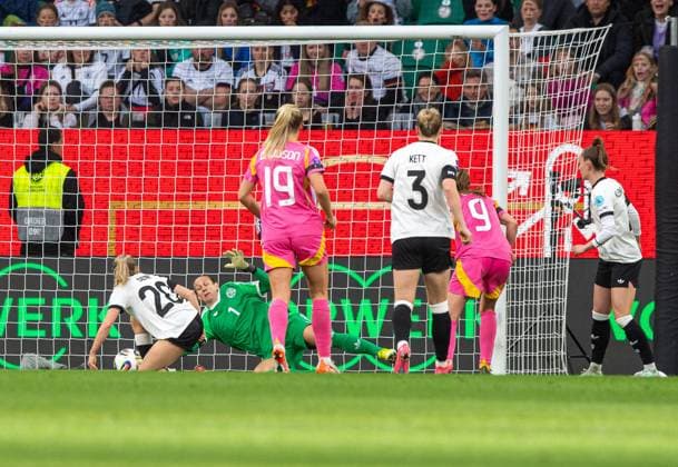 Fußball, Frauen, Saison 2024 25, UEFA Nations League (Liga A, Gruppe 1, 4. Spieltag) in Wolfsburg, Deutschland - Schottland, Caroline Weir (Schottland) erzielt das Tor zum 0:1 gegen Elisa Senß (Deutschland), Torhüterin Ann-Katrin Berger (Deutschland), Franziska Kett (Deutschland) und Sophia Kleinherne (Deutschland), 08.04. 2025, Copyright: xSebastianxRäppold MatthiasxKochx