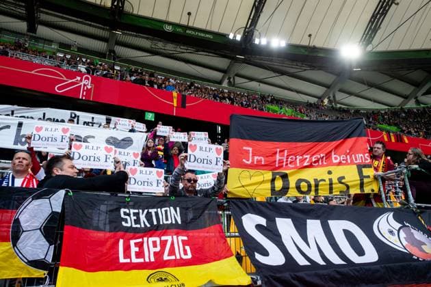 Choreographie der Fans zum Gedenken an die verstorbene Nationalspielerin und DFB Funktionaerin Doris Fitschen, GER, Deutschland vs Schottland, Frauen Fussball Nationalmannschaft, UEFA Womens Nations League, Liga A, 4. Spieltag, Saison 2024 2025, 08.04.2025 GER, Deutschland vs Schottland, Frauen Fussball Nationalmannschaft, UEFA Womens Nations League, Liga A, 4. Spieltag, Saison 2024 2025, 08.04.2025 Wolfsburg Copyright: xEibner-Pressefoto Memmlerx EP_MMR