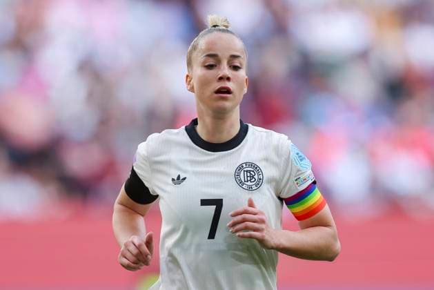Giulia Gwinn (Germany) schaut, UEFA Women s Nations League 2024 25 Grp A1 MD4, Germany and Scotland, VfL Wolfsburg Arena am 08. April 2025 in Wolfsburg, Deutschland. (Foto von Marco Steinbrenner DeFodi Images) Giulia Gwinn (Germany) looks on, UEFA Women s Nations League 2024 25 Grp A1 MD4, Germany and Scotland, VfL Wolfsburg Arena, April 8, 2025 in Wolfsburg, Germany. (Photo by Marco Steinbrenner DeFodi Images)