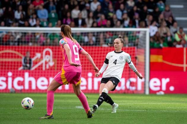 Sophia Kleinherne (Deutschland, 04) am Ball, davor Caroline Weir (Schottland, 09), GER, Deutschland vs Schottland, Frauen Fussball Nationalmannschaft, UEFA Womens Nations League, Liga A, 4. Spieltag, Saison 2024 2025, 08.04.2025 GER, Deutschland vs Schottland, Frauen Fussball Nationalmannschaft, UEFA Womens Nations League, Liga A, 4. Spieltag, Saison 2024 2025, 08.04.2025 Wolfsburg Copyright: xEibner-Pressefoto Memmlerx EP_MMR