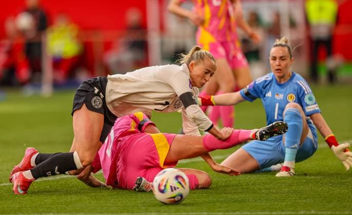 Sport Bilder des Tages GER, Wolfsburg, Deutschland vs Schottland, Länderspiel, Fussball, DFB, Spielzeit 2024 2025, Volkswagen Arena, Nations League, 4. Spieltag im Bild v.l.: Lea Schüller (Deutschland 11) im Zweikampf im Strafraum mit Leah Eddie (Schottland 5) DFB DFL REGULATIONS PROHIBIT ANY USE OF PHOTOGRAPHS AS IMAGE SEQUENCES AND OR QUASI-VIDEO, 08.04.2025, Copyright: HMBxMedia HendrikxHamelau