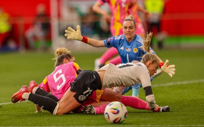 GER, Wolfsburg, Deutschland vs Schottland, Länderspiel, Fussball, DFB, Spielzeit 2024 2025, Volkswagen Arena, Nations League, 4. Spieltag im Bild v.l.: Lea Schüller (Deutschland 11) im Zweikampf im Strafraum mit Leah Eddie (Schottland 5) DFB DFL REGULATIONS PROHIBIT ANY USE OF PHOTOGRAPHS AS IMAGE SEQUENCES AND OR QUASI-VIDEO, 08.04.2025, Copyright: HMBxMedia HendrikxHamelau