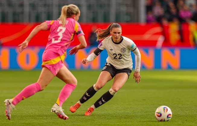 GER, Wolfsburg, Deutschland vs Schottland, Länderspiel, Fussball, DFB, Spielzeit 2024 2025, Volkswagen Arena, Nations League, 4. Spieltag im Bild v.l.: Amy Muir (Schottland 3), Jule Brand (Deutschland 22) DFB DFL REGULATIONS PROHIBIT ANY USE OF PHOTOGRAPHS AS IMAGE SEQUENCES AND OR QUASI-VIDEO, 08.04.2025, Copyright: HMBxMedia HendrikxHamelau