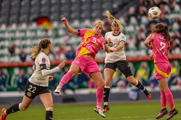 GER, Wolfsburg, Deutschland vs Schottland, Länderspiel, Fussball, DFB, Spielzeit 2024 2025, Volkswagen Arena, Nations League, 4. Spieltag im Bild v.l.: Leah Eddie (Schottland 5), Laura Freigang (Deutschland 10) DFB DFL REGULATIONS PROHIBIT ANY USE OF PHOTOGRAPHS AS IMAGE SEQUENCES AND OR QUASI-VIDEO, 08.04.2025, Copyright: HMBxMedia HendrikxHamelau