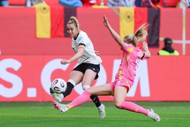 Giulia Gwinn (Germany) und Amy Muir (Scotland) kaempfen um den Ball, UEFA Women s Nations League 2024 25 Grp A1 MD4, Germany and Scotland, VfL Wolfsburg Arena am 08. April 2025 in Wolfsburg, Deutschland. (Foto von Marco Steinbrenner DeFodi Images) Giulia Gwinn (Germany) und Amy Muir (Scotland) battle for the ball, UEFA Women s Nations League 2024 25 Grp A1 MD4, Germany and Scotland, VfL Wolfsburg Arena, April 8, 2025 in Wolfsburg, Germany. (Photo by Marco Steinbrenner DeFodi Images)