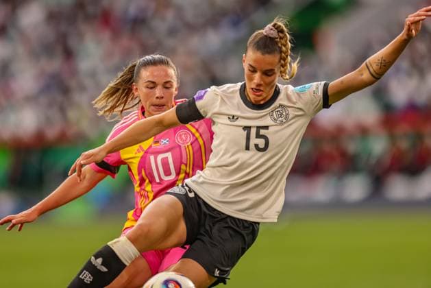 GER, Wolfsburg, Deutschland vs Schottland, Länderspiel, Fussball, DFB, Spielzeit 2024 2025, Volkswagen Arena, Nations League, 4. Spieltag im Bild v.l.: Kirsty Hanson (Schottland 10), Selina Cerci (Deutschland 15) DFB DFL REGULATIONS PROHIBIT ANY USE OF PHOTOGRAPHS AS IMAGE SEQUENCES AND OR QUASI-VIDEO, 08.04.2025, Copyright: HMBxMedia HendrikxHamelau
