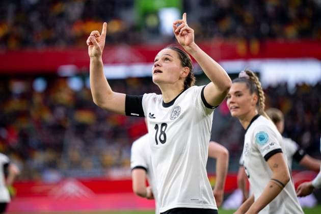Giovanna Hoffmann (Deutschland, 18) jubelt ueber das Tor zum 3:1, dahinter Selina Cerci (Deutschland, 15), GER, Deutschland vs Schottland, Frauen Fussball Nationalmannschaft, UEFA Womens Nations League, Liga A, 4. Spieltag, Saison 2024 2025, 08.04.2025 GER, Deutschland vs Schottland, Frauen Fussball Nationalmannschaft, UEFA Womens Nations League, Liga A, 4. Spieltag, Saison 2024 2025, 08.04.2025 Wolfsburg Copyright: xEibner-Pressefoto Memmlerx EP_MMR